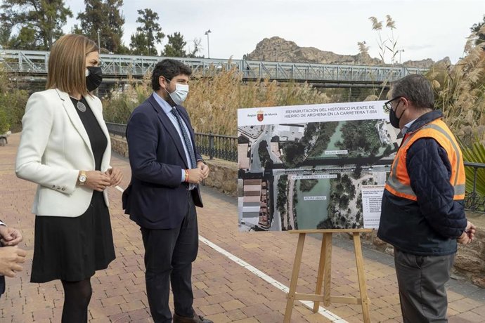 El presidente de la Comunidad, Fernando López Miras, junto a la alcaldesa de Archena, Patricia Fernández, en la presentación del proyecto de rehabilitación del puente de hierro de la localidad murciana