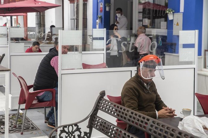 Un bar con separadores entre veladores como una de las medidas de seguridad contra el coronavirus, en Almonte (Huelva).
