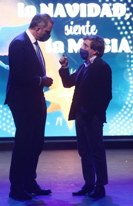El portavoz de Vox en el Ayuntamiento de Madrid, Javier Ortega Smith (i) habla con el alcalde de la capital, Jose Luis Martínez-Almeida