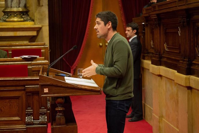 El portavoz de Catalunya En Comú Podem en el Parlamento de Cataluña, David Cid, interviene desde la tribuna en una sesión plenaria. 