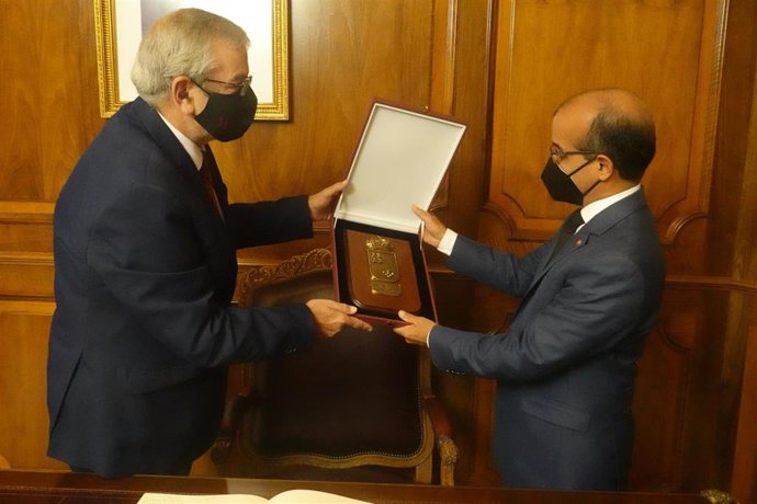 El presidente de la Asamblea Regional de Murcia, Alberto Castillo, recibe a Sidi Mohamed Biedallah, nuevo cónsul general del Reino de Marruecos