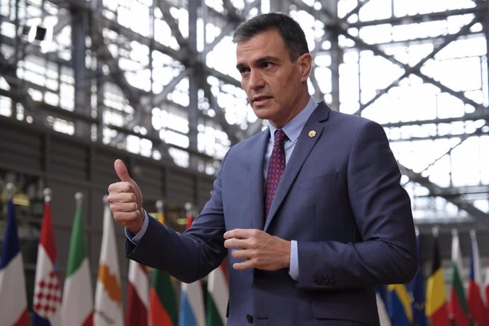 HANDOUT - 10 December 2020, Belgium, Brussels: Spanish Prime Minister Pedro Sanchez speaks to media as he arrives for the first day of a two days face-to-face European Council summit. Photo: Alexandros Michailidis/EU Council/dpa - ATTENTION: editorial u