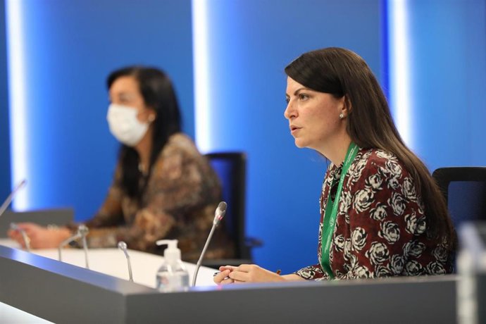 La secretaria general Vox en el Congreso, Macarena Olona (d); y la parlamentaria de Vox, Amaia Martínez (i), anuncian la interposición de un recurso de amparo ante el Tribunal Constitucional, en el Parlamento Vasco, en Vitoria, Álava, Euskadi (España), 