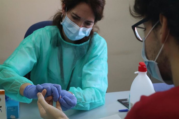 Un sanitario se somete al test para detectar la Covid-19