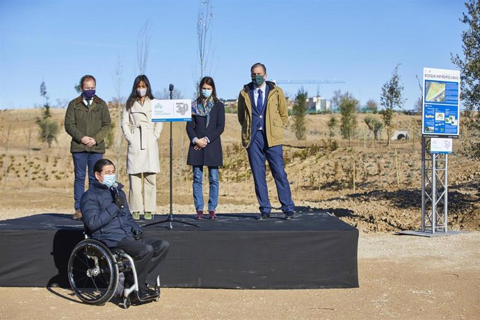 Plantación del primer árbol del Bosque Metropolitano