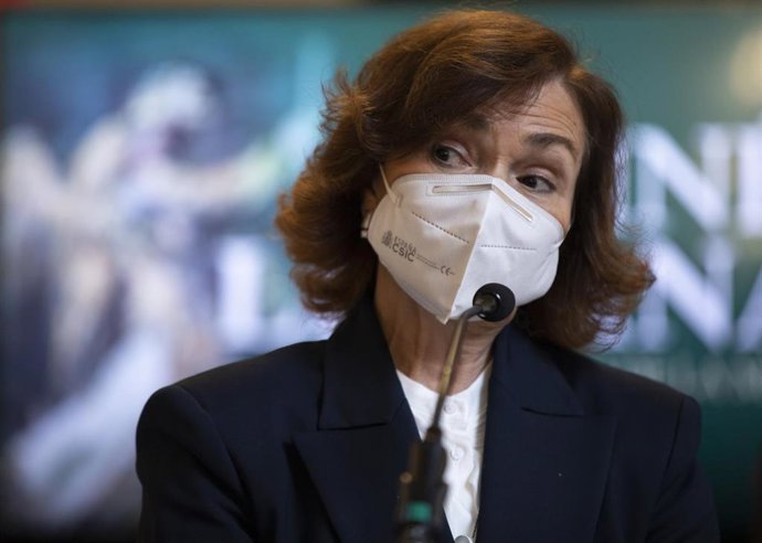 La vicepresidenta primera del Gobierno, ministra de la Presidencia, Relaciones con las Cortes y Memoria Democrática, Carmen Calvo, atiende a los medios durante una visita a la exposición del pintor y escritor Ginés Liébana.