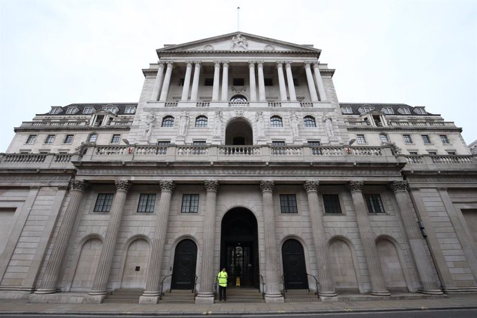 FILED - 20 March 2020, England, London: A security guard stands in front of the Bank of England. The central bank of the United Kingdom is loosening its monetary policy to bolster the economy battered by the coronavirus crisis, it announced in a stateme