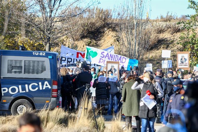 Varias personas se manifiestan con pancartas durante una concentración convocada por la plataforma Sanitarios Necesarios en la puerta del Hospital Enfermera Isabel Zendal el día de su apertura, en Madrid (España), a 1 de diciembre de 2020. El colectivo 