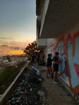 Desalojo de una fiesta ilegal con menores en una casa abandonada de Las Mimosas