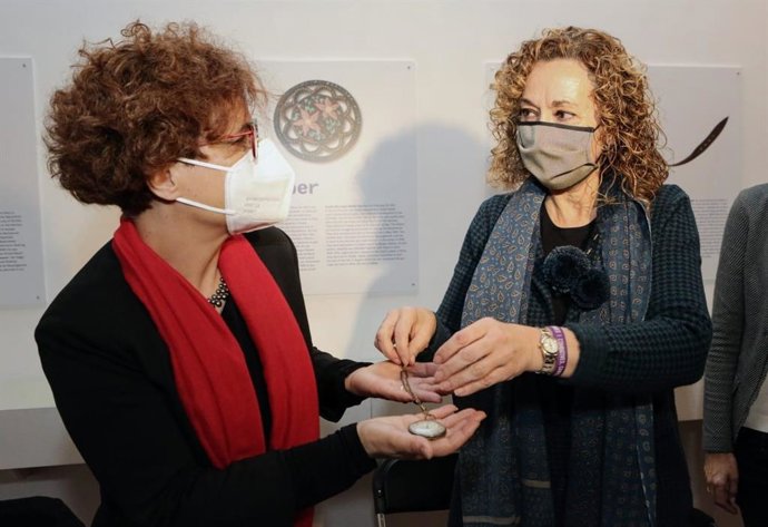 La consellera de Justicia Ester Capella entrega a la nieta del exalcalde de Sils Baldiri Soler el reloj de bosillo y la cadena de oro que llevaba cuando fue detenido porla Gestapo.
