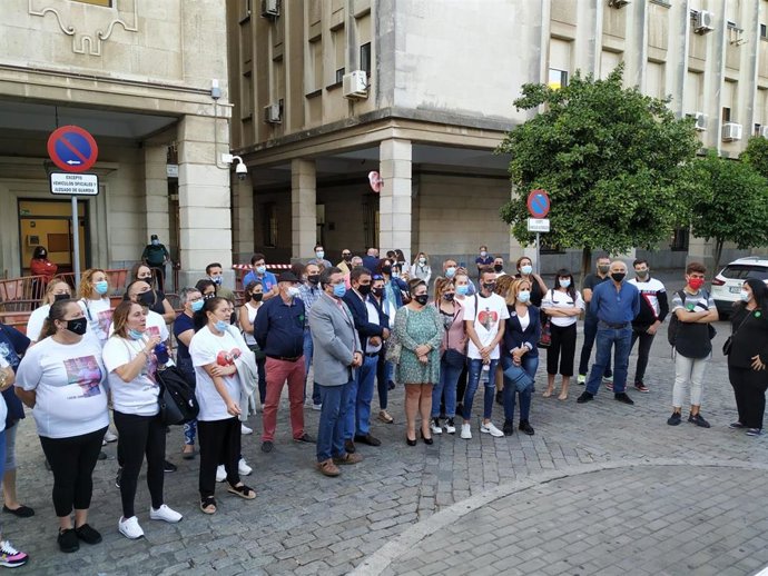 Concentración en la Audiencia en demanda de prisión permanente revisable para los condenados por el triple crimen de Dos Hermanas