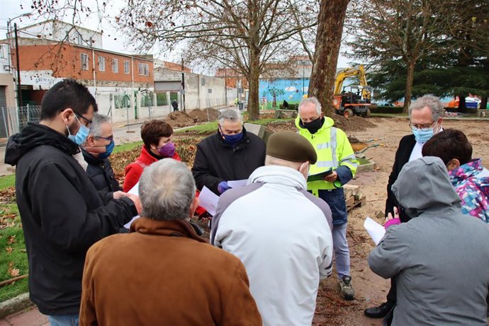 Visita de concejales del Ayuntamiento de Valladolid a la plaza de Mayo.