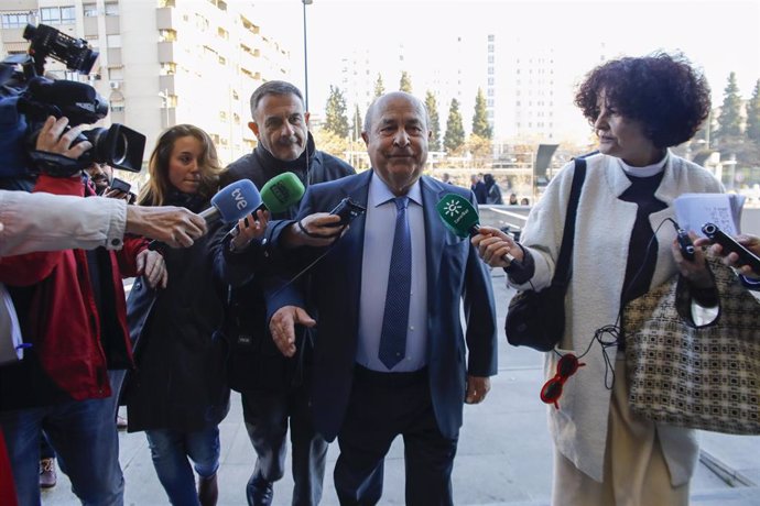 El exalcalde de Granada José Torres Hurtado, llegando  al macrojuicio por el caso Serralo en Granada a 3 de febrero del 2020