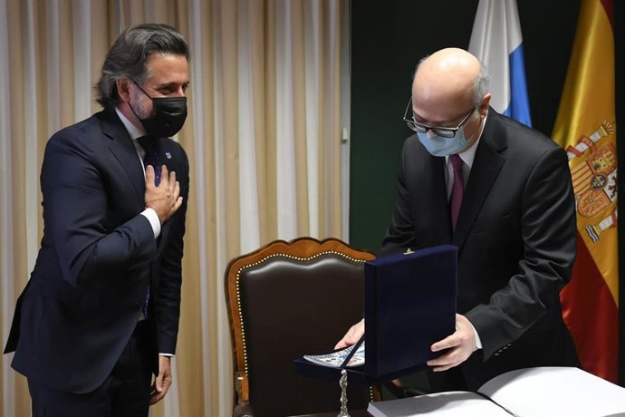 El presidente del Parlamento de Canarias, Gustavo Matos, y el embajador de Turquía en España, Cihad Erginay