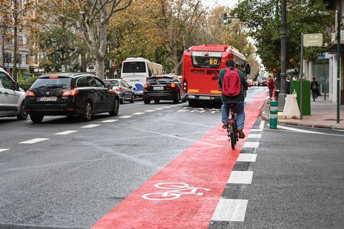 MOVILIDAD SOSTENIBLE ABRE UN TRAMO DEL PRIMER CARRIL 'BUS-BICI' DE LAS GRANDES VÍAS DE RAMÓN Y CAJAL Y DE FERNANDO EL CATÓLICO DE VALNCIA