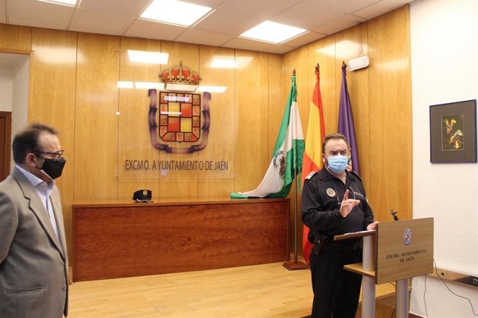 El intendente mayor de la Policía Local de Jaén, Rafael Domingo, y el concejal de Seguridad Ciudadana, José Castro, durante la rueda de prensa