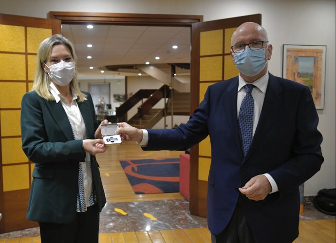 La presidenta de las Juntas Generales de Bizkaia, Ana Otadui, y el diputado de Hacienda de Bizkaia, José María Iruarrizaga, en la entrega del proyecto de cuentas.