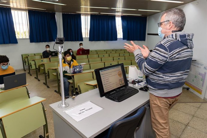 Un profesor de la UMA imparte clases con cámaras por la enseñanza online