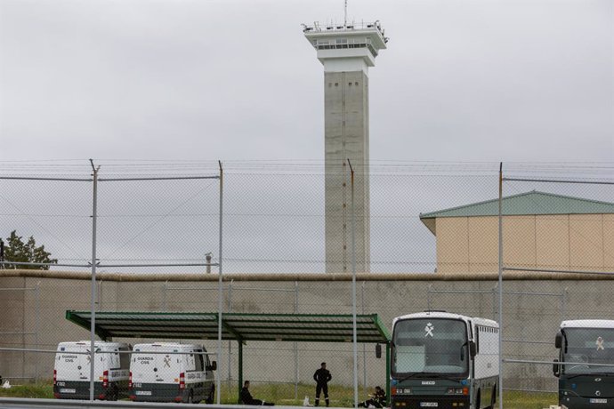 Furgones de la Guardia Civil aparcados en la Prisión de Soto del Real donde los efectivos de la UME se han desplegado para desinfectar las instalaciones y evitar así la expansión del coronavirus, en Soto del Real, Madrid (España), a 20 de marzo de 2020.