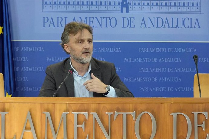 El portavoz parlamentario del PSOE-A, José Fiscal, en rueda de prensa (Foto de archivo).