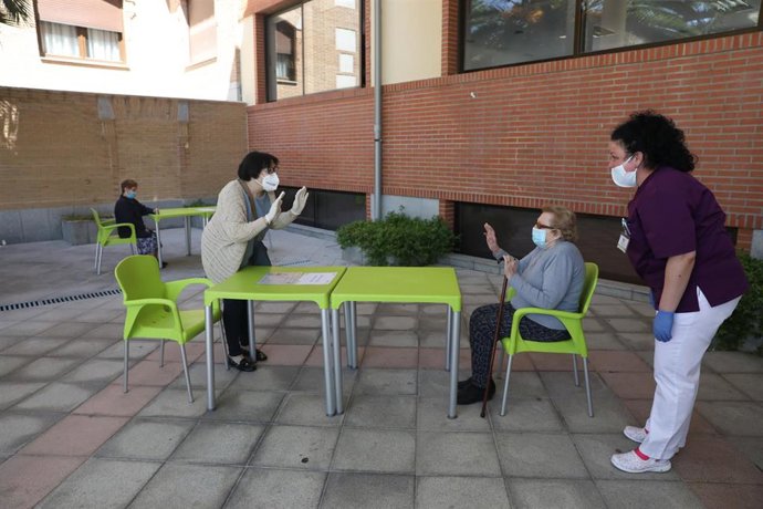 Una familiar se despide de un residente.