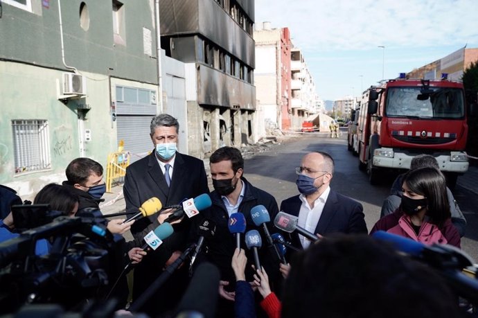 El líder del PP, Pablo Casado, visita la zona afectada por el incendio a una nave en Badalona (Barcelona). Le acompañan el alcalde de la ciudad, Xavier García Albiol, y el presidente del PPC, Alejandro Fernández. En  Badalona,11 de diciembre de 2020.