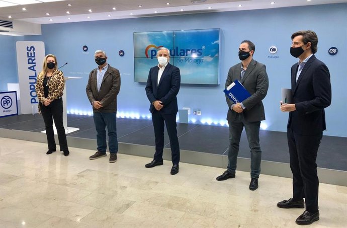 Pablo Montesinos y Carolina España (PP) tras una reunión con la Asociación Unificada de Guardia Civil de Málaga