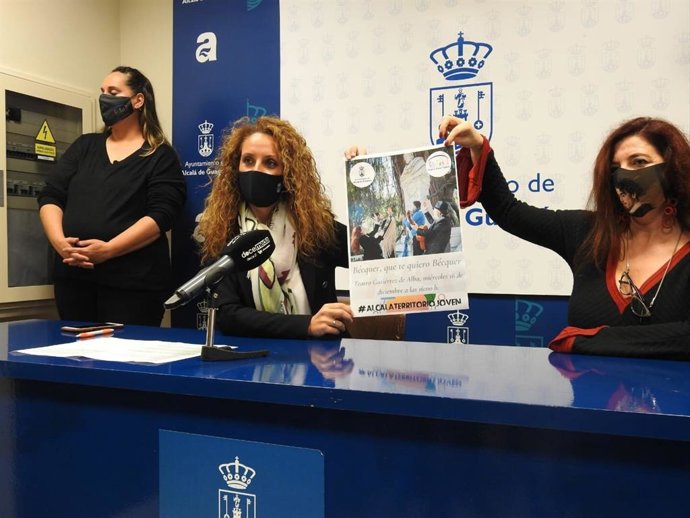 La delegada de Juventud y portavoz de Ciudadanos en el Ayuntamiento de Alcalá de Guadaíra, Rosa Carro a la izquierda, junto a la responsable de la obra, Inmaculada Bustos.