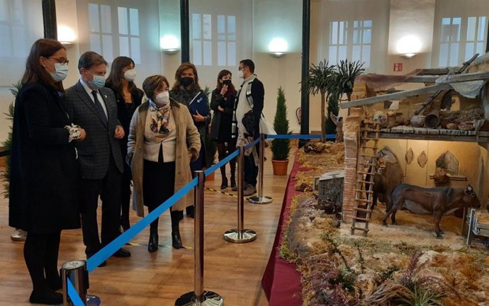 El alcalde de Oviedo, Alfredo Canteli, inaugura la exposición del Belén en la plaza de Trascorrales junto a más miembros del Equipo de Gobierno local.
