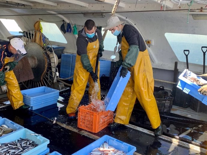 Pescadores en barco pesquero