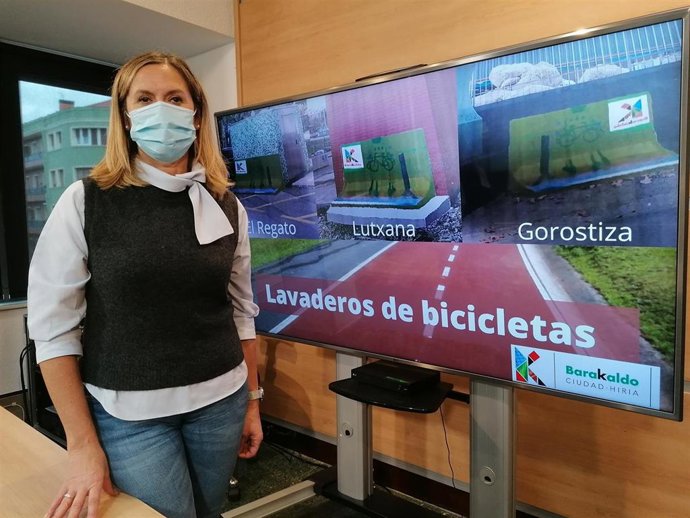 La alcaldesa, Amaia del Campo, presenta los tres lavaderos de bicicletas.