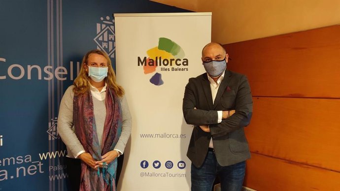 El conseller insular de Turismo y Deportes, Andreu Serra, y la directora de Turismo del Consell de Mallorca, Lucía Escribano, han presentado la 'Mallorca Virtual Show'.