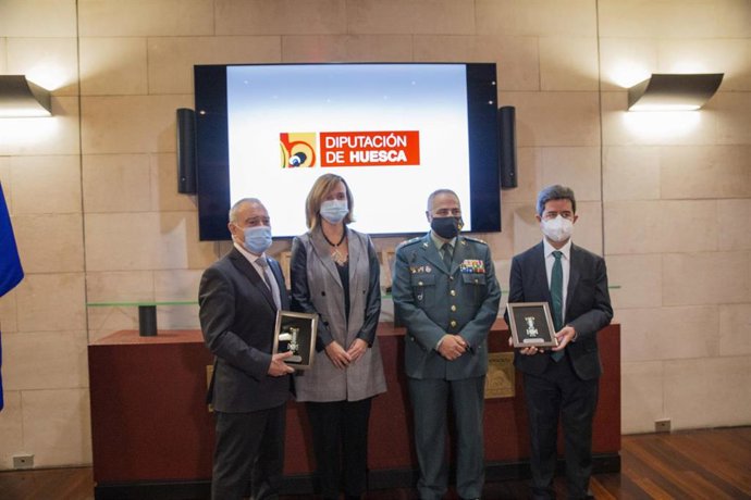 La Guardia Civil ha impuesto la Cruz con distintivo blanco de la Orden del Mérito a la Diputación Provincial de Huesca y al Ayuntamiento de la capital altoaragonesa.