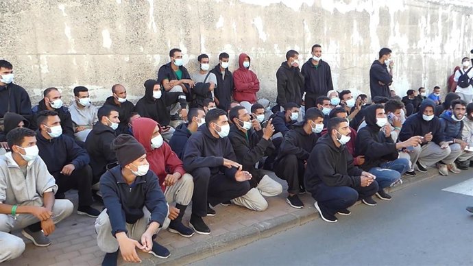 Imagen de archivo de algunos de los migrantes desalojados del muelle de Arguineguín, en Gran Canaria, a mediados de noviembre 