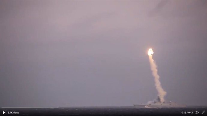 Captura de pantalla del vídeo del Ministerio de Defensa ruso del lanzamiento de un misil hipersónico Tsirkon contra un blanco costero
