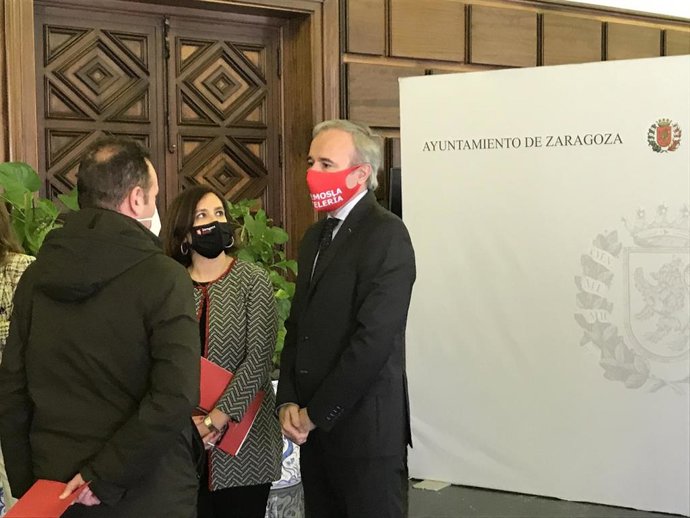 El alcalde de Zaragoza, Jorge Azcón, la vicealcaldesa, Sara Fernández, y un representante de la hostelería dialogan tras mantener una reeunión sobre la crisis del sector