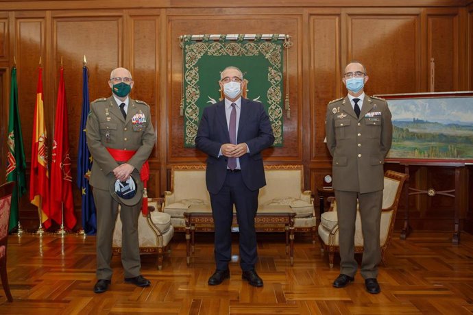 El alcalde de Pamplona, Enrique Maya, ha recibido al comandante militar de Navarra, general de brigada Carlos Aparicio. También ha asistido el coronel Francisco Martínez Lozano.