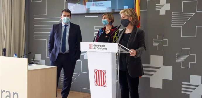 La alcaldesa de Tortosa, Meritxell Roigé, la consellera de Salud de la Generalitat, Alba Vergés, y el director del Servei Catal de la Salut (CatSalut), Adri Comella, este viernes en rueda de prensa