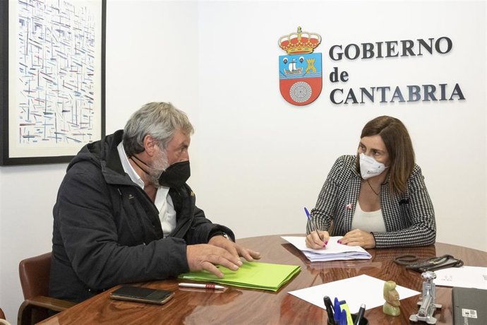 La Consejera De Presidencia, Interior, Justicia Y Acción Exterior, Paula Fernández, Se Reúne Con El Alcalde De Valderredible, Fernando Fernández.11 De Diciembre De 2020