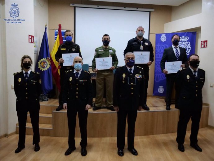 La Policía entrega menciones honoríficas a los vigilantes de seguridad privada Francisco Javier Sánchez de 'Eulen Seguridad', Valentín Fernández de 'Pycseca Seguridad', Rafael Ramos de 'Proesegur' y  Ángel Astorga de 'Trablisa' en Palma.