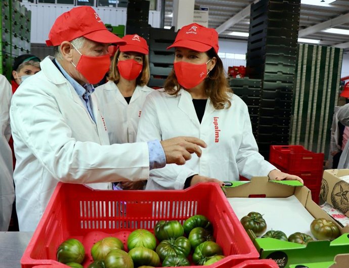 La consejera de Agricultura, Carmen Crespo, a la derecha en la imagen, en una visita a la cooperativa agraria La Palma, en Carchuna