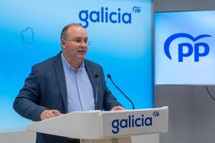 Miguel Tellado comparece en rueda de prensa.