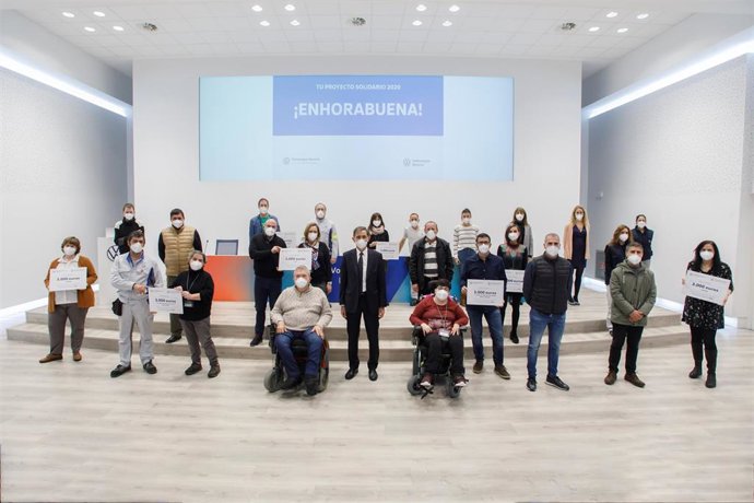 Representantes de las ocho entidades sociales recibieron sus cheques de manos de Emilio Sáenz, presidente de Volkswagen Navarra, Kai Feuerherdt, director de Recursos Humanos, y Alfredo Morales, presidente del Comité de Empresa de la fábrica.