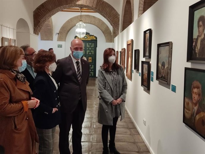 La vicepresidenta del Gobierno, Carmen Calvo (segunda por la izda.), y el presidente de la Diputación de Córdoba, Antonio Ruiz, visitan la exposición de Ginés Liébana