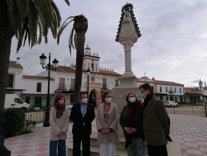 Viata de la delegada de Turismo, María Ángeles Muriel, a la aldea de El Rocío.
