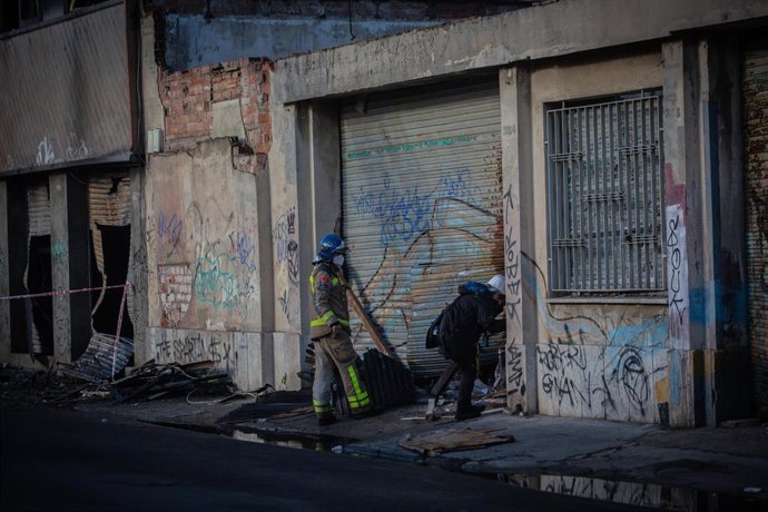 Bomberos en las inmediaciones de una casa okupada en el barrio de Gorg que ha sufrido un incendio esta noche en Badalona, Barcelona, Catalunya (España), a 10 de diciembre de 2020. 