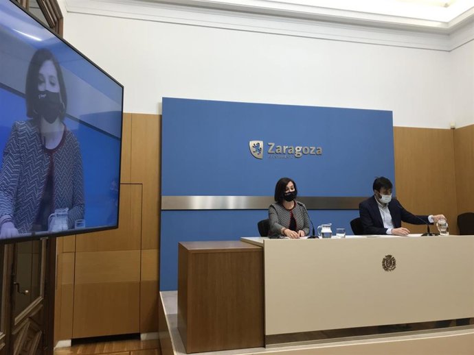 La vicealcaldesa y consejera municipal de Cultura y Proyección Exterior, Sara Fernández, junto al gerente de la sociedad Zaragoza-Cultural, David Lozano, presentan las actividades de Navidad