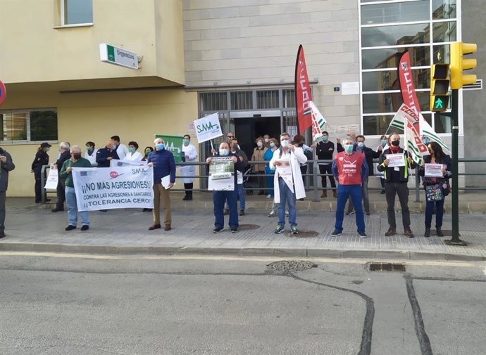 Nueva concentración de representantes sindicales a las puertas de un centro de salud por agresión a sanitarios