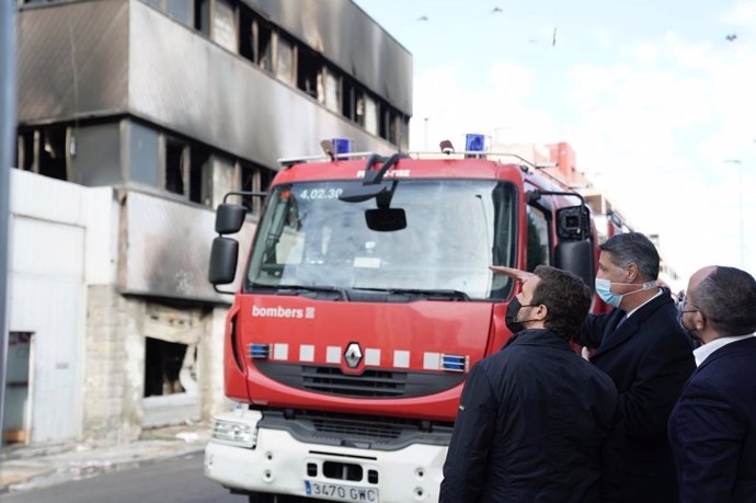 El líder del PP, Pablo Casado, visita la zona afectada por el incendio de una nave en Badalona (Barcelona). Le acompaña Xavier García Albiol y Alejandro Fernández. En Badalona (Barcelona), a 11 de diciembre de 2020.