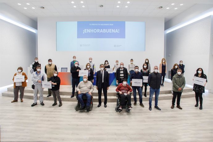 Representantes de las ocho entidades sociales recibieron sus cheques de manos de Emilio Sáenz, presidente de Volkswagen Navarra, Kai Feuerherdt, director de Recursos Humanos, y Alfredo Morales, presidente del Comité de Empresa de la fábrica.